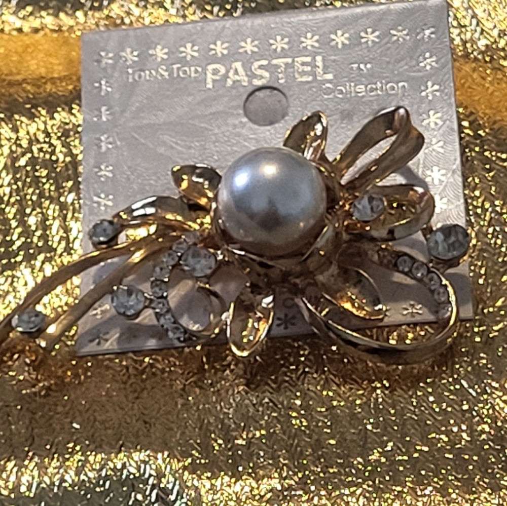 FASHION BROOCH